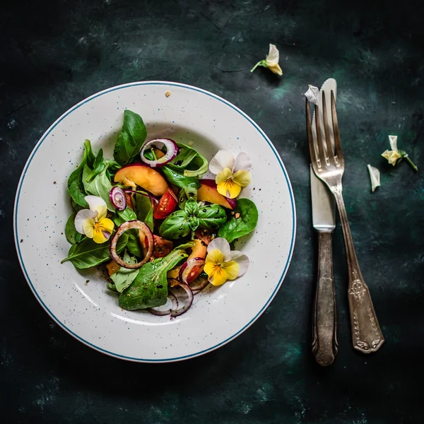 Salade met nectarines en eetbare bloemen — Stockfoto