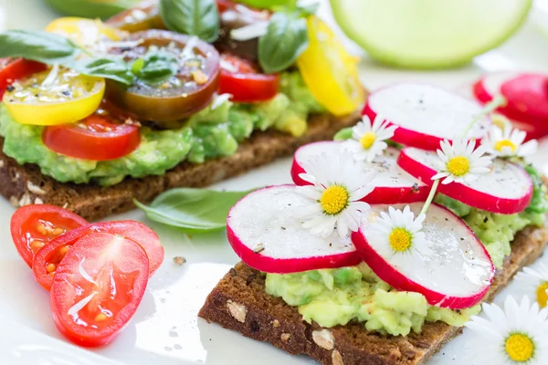 Sandvișuri vegane cu avocado spart — Fotografie, imagine de stoc