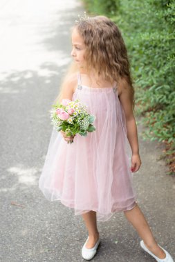 Çiçekli küçük kız