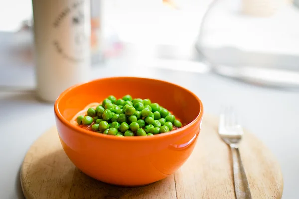 Guisantes verdes en fideos con salsa de tomate — Foto de Stock