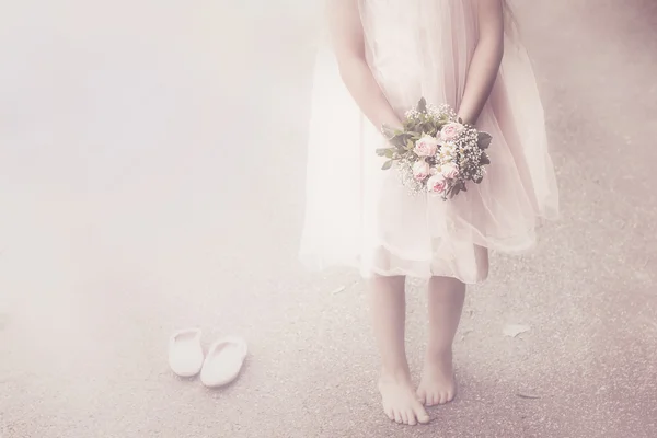 Menina com flores — Fotografia de Stock