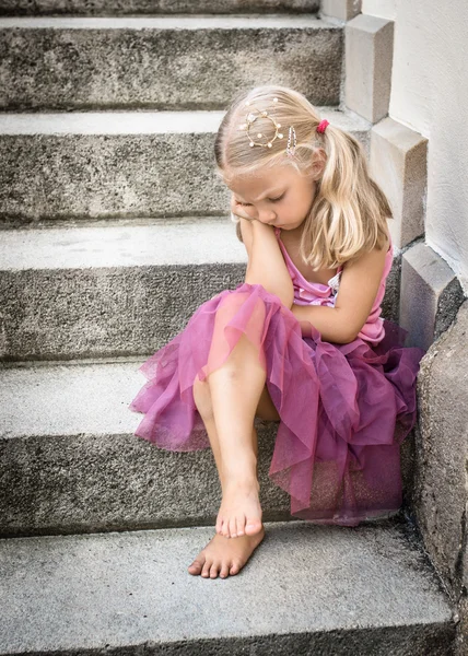 Triste petite princesse à la couronne dorée Images De Stock Libres De Droits