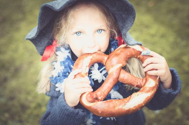 tuzlu kraker ile küçük Bavyera kız