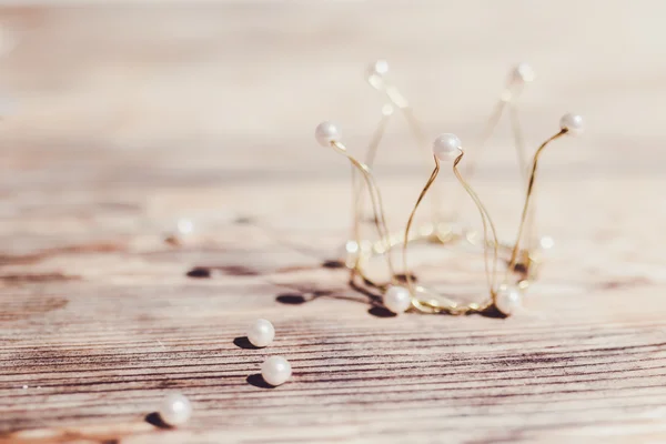 Pequena coroa princesa com pérolas — Fotografia de Stock