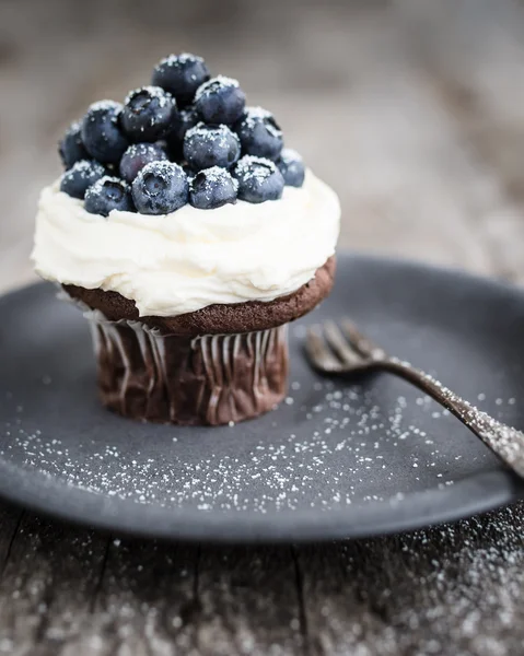 Schokoladen-Cupcake mit Blaubeeren — Stockfoto