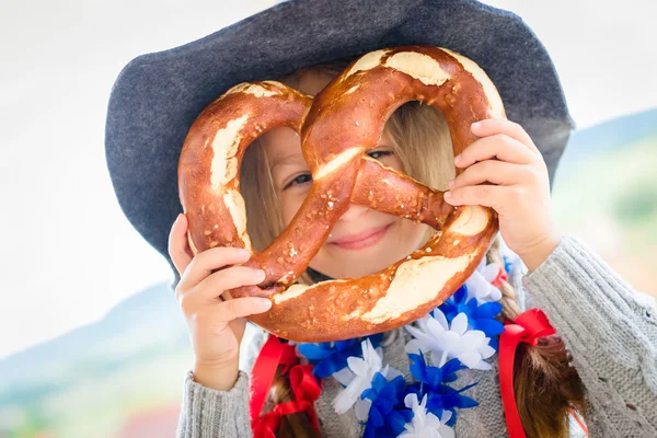 Ragazza con cappello bavarese e pretzel — Foto Stock