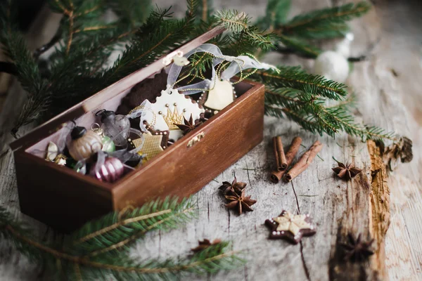 Hausgemachte Weihnachtsplätzchen in Schachtel — Stockfoto