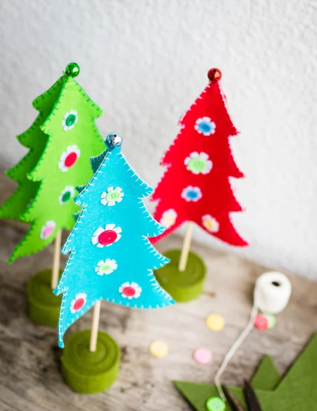 Artesanal colorido feltro árvores de Natal — Fotografia de Stock