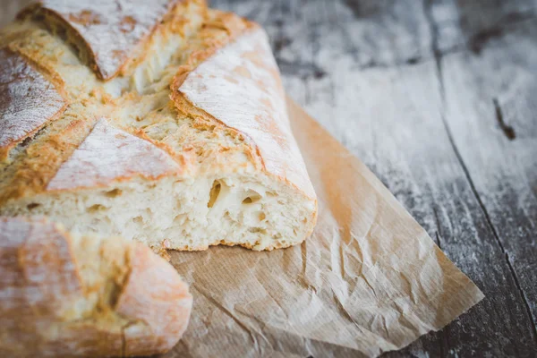 Friss kenyér fa asztalon — Stock Fotó