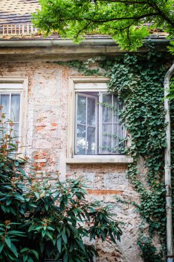 Dış görüntülemek eski penceresi olan ev 