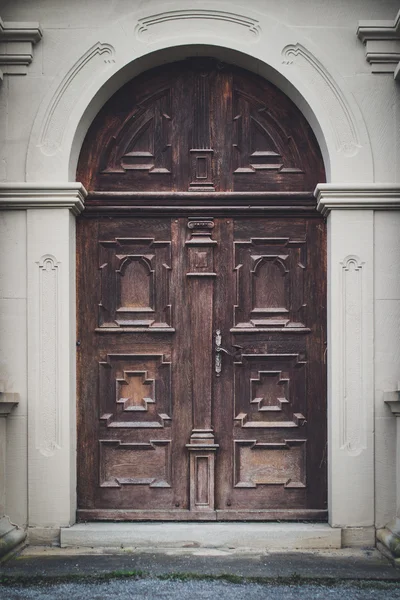 Oude houten kerkdeur — Stockfoto