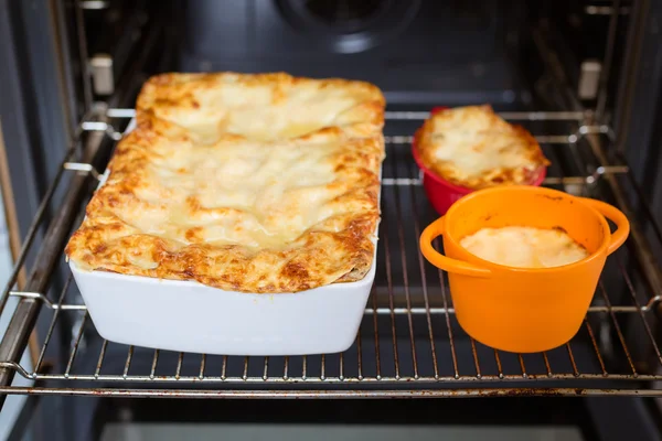 Lasagne fatte in casa in piatti diversi — Foto Stock