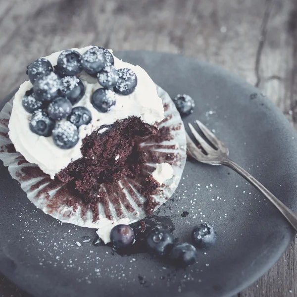 Chocolate cupcake with blueberries — Stock Photo, Image