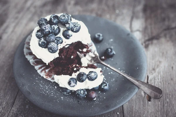 Schokoladen-Cupcake mit Blaubeeren — Stockfoto