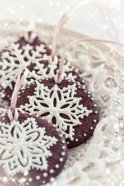 Cookies decorated with icing snowflakes — Stock Photo, Image