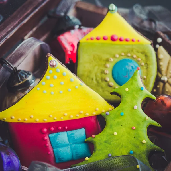 Coloridas galletas y decoración del árbol de Navidad — Foto de Stock