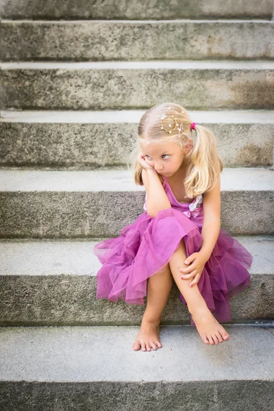 Szomorú vagy unatkozik a kis hercegnő — Stock Fotó