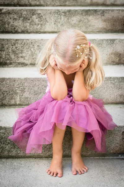 Pequena princesa triste ou entediada — Fotografia de Stock