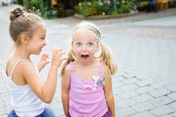 Hermanitas descaradas — Foto de Stock