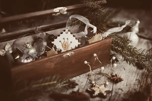 Ev yapımı Noel kurabiyeleri kutusunda — Stok fotoğraf