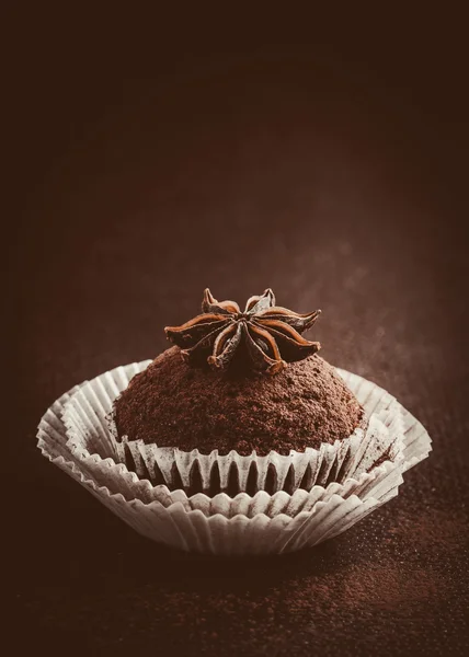 Cupcake decorated with cocoa powder — Stock Photo, Image