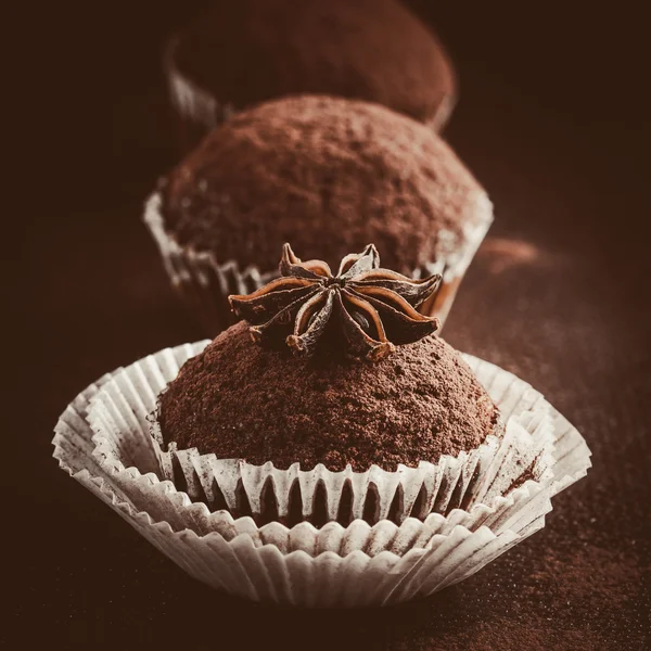 Cupcakes decorated with cocoa powder — Stock Photo, Image