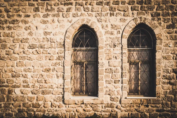 Parede de tijolo velho com duas janelas — Fotografia de Stock