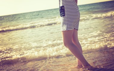 Kız sahilde suda ayakta