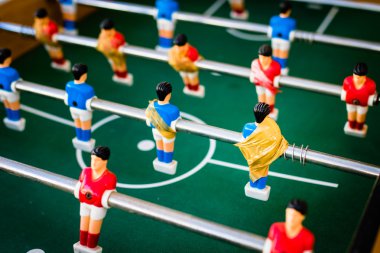 Kırmızı ve mavi tablo futbolcular