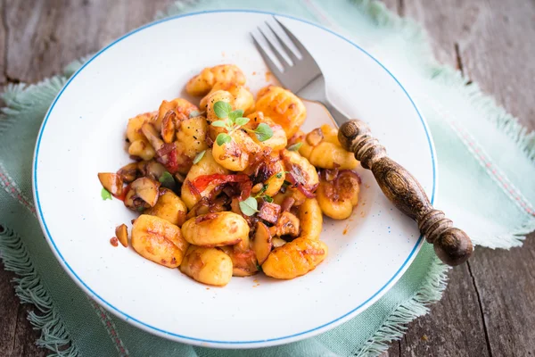 Gnocchis aux légumes et herbes — Photo