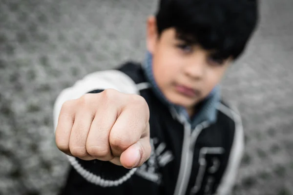 Kleiner Junge zeigt seine Faust — Stockfoto