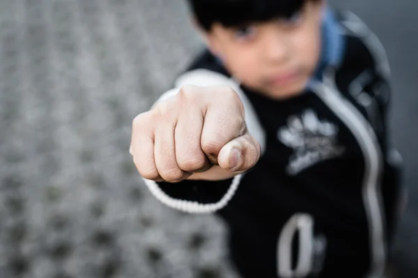 Pequeño niño mostrando su puño —  Fotos de Stock