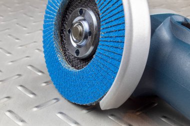 Metal işleme için zirkonyum diski olan elektrikli öğütme makinesinin parçası.