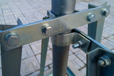 Cıvatalar ve galvanizli çelikten yapılmış çelik kıskaçlar üzerindeki metal yapıların bileşenleri.
