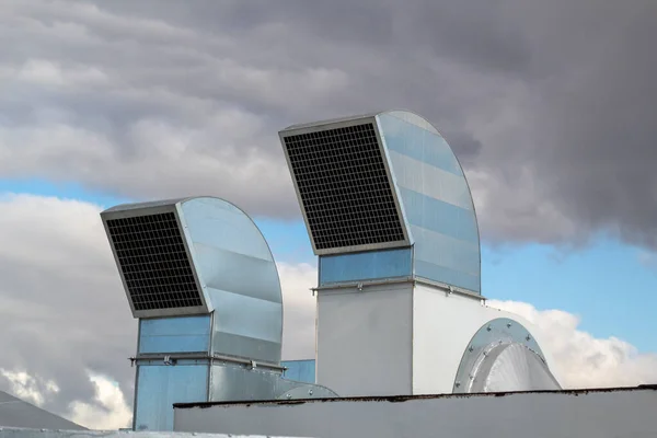 Система Вентиляции Кондиционирования Воздуха Установленная Крыше Офисного Здания Оцинкованные Элементы — стоковое фото