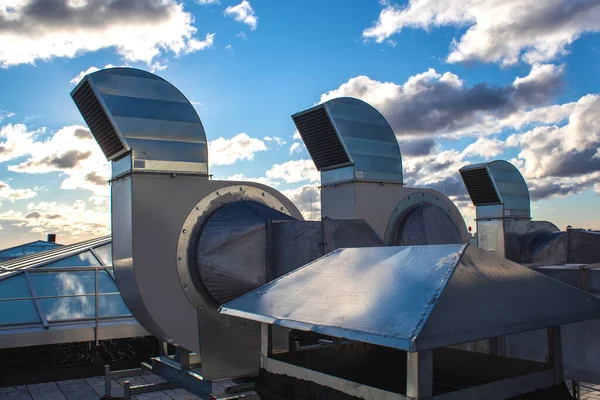 System Wentylacji Klimatyzacji Zainstalowany Dachu Budynku Biurowego Ocynkowane Elementy Kanałów Obraz Stockowy