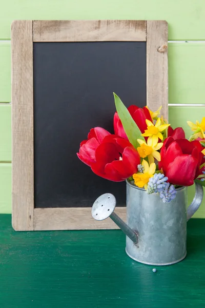 Czerwone tulipany w konewka vintage — Zdjęcie stockowe