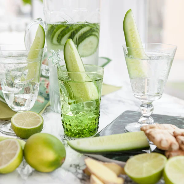 Komkommer doordrenkt van water — Stockfoto