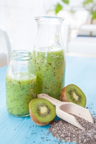 Smoothie verde com kiwi — Fotografia de Stock