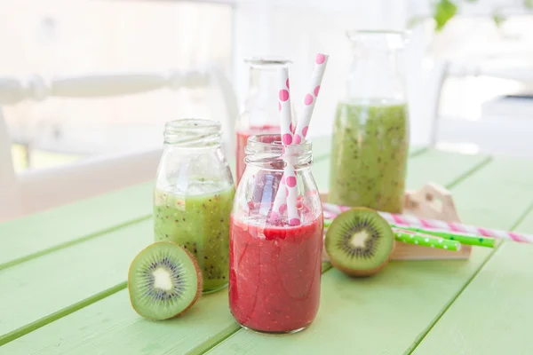 Grüner und roter Smoothie — Stockfoto