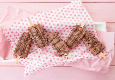 Ev yapımı çikolatalı dondurmayı