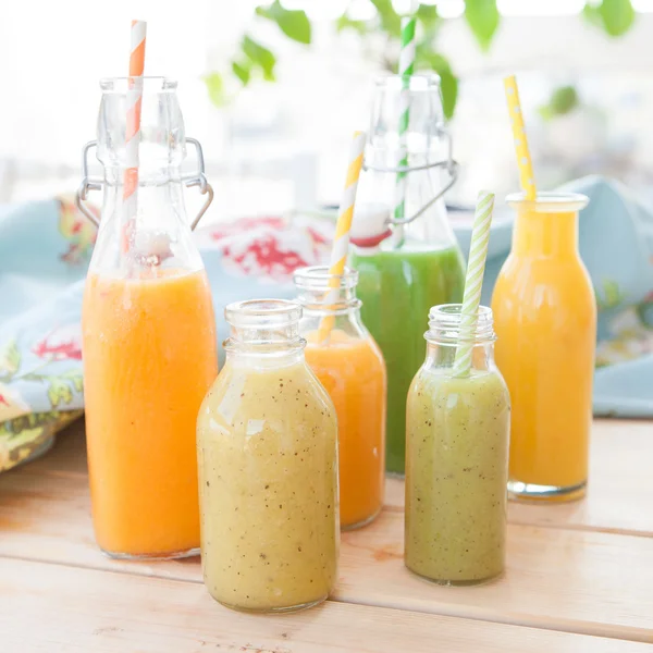 Variedade de smoothies frescos — Fotografia de Stock