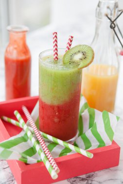 Smoothie meyve çeşitli arasından yapılan