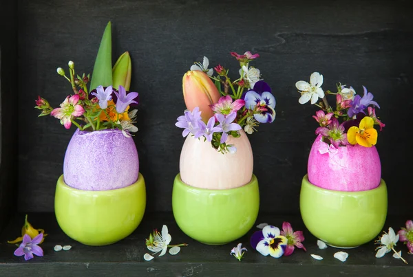Flores de primavera en huevos de Pascua — Foto de Stock