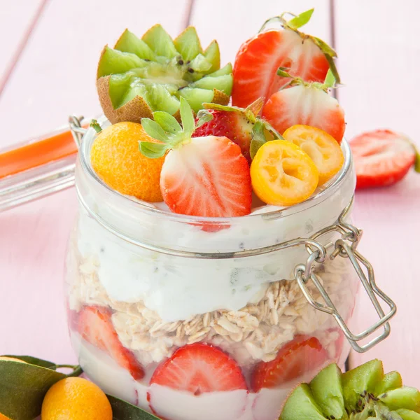 Porridge aux fruits et yaourt — Photo