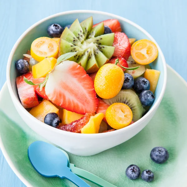 Ceramic cup with fresh fruit salad — Stock Photo, Image