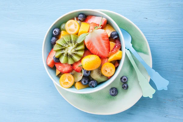 Taza de cerámica con ensalada de frutas frescas — Foto de Stock