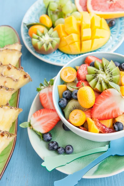 Copo de cerâmica com salada de frutas frescas — Fotografia de Stock