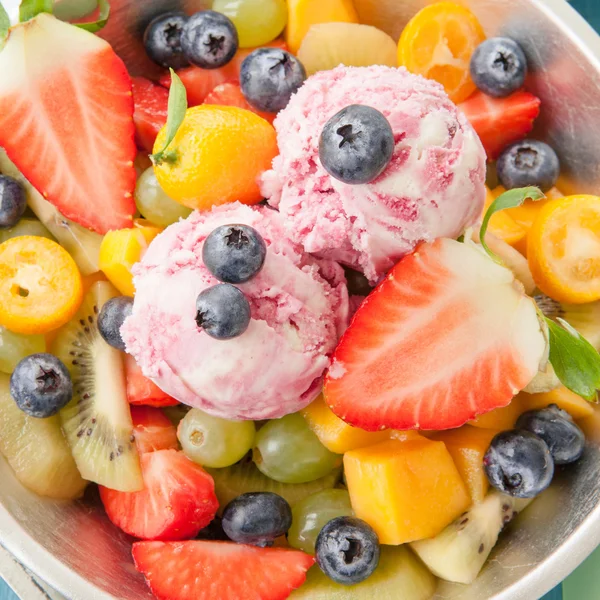 Sałatki ze świeżych owoców z gałki lodów — Zdjęcie stockowe