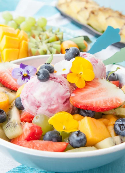 Verse fruitsalade met bollen ijs — Stockfoto